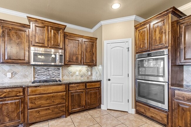 Building Photo - 5811 Oak Creek Drive