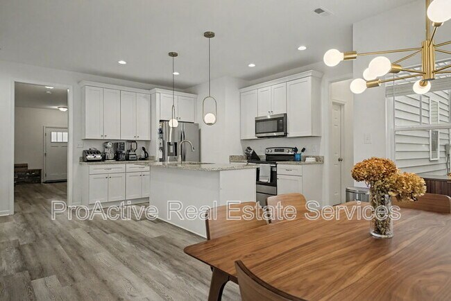 Building Photo - 3026 Peronne Ave