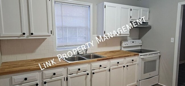 Building Photo - 2310 N Chamberlain Ave