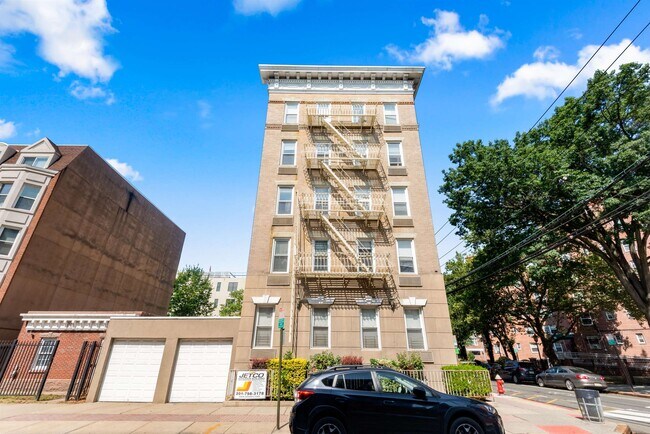 Building Photo - 734 Adams St