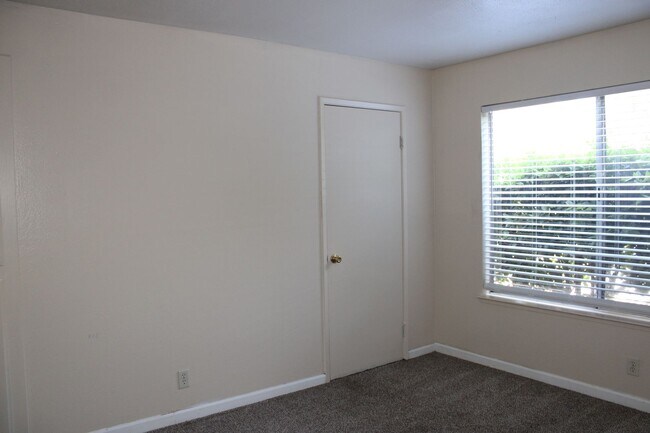 Building Photo - 2213 Roselake Ave