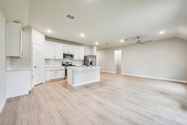 Building Photo - 946 Olive Dr