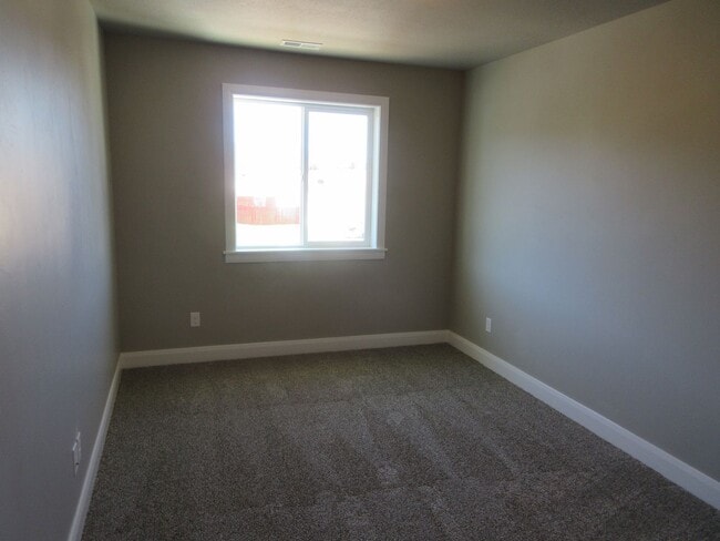 Building Photo - 3 bedroom, 2.5 bath - Newer town home livi...