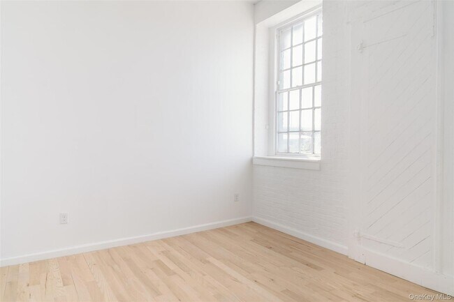 Building Photo - 155 S River St