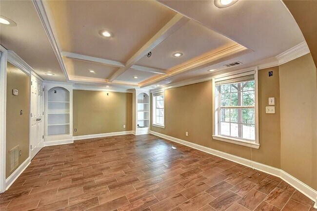 Building Photo - 670 Roxford Ln NE