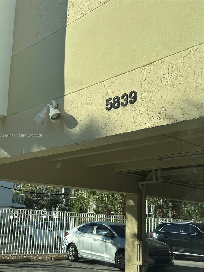 Building Photo - 5839 SW 74th Terrace