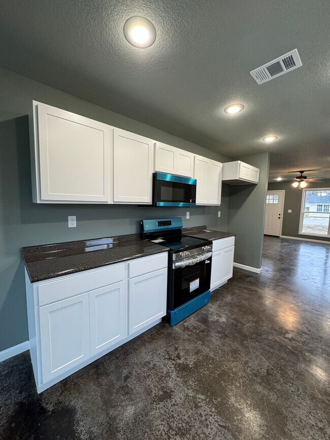 Building Photo - Brand New 3 Bed / 2 Bath In Trumann Available Now!
