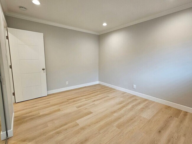 Building Photo - Updated Top Floor 2 Bedroom/1 Bathroom Apa...
