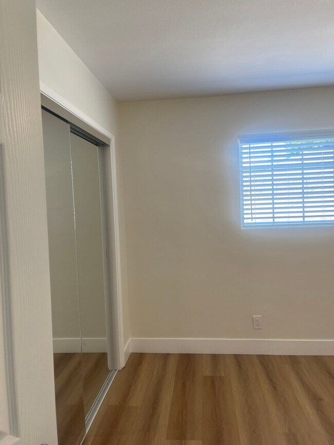 Building Photo - 1147
