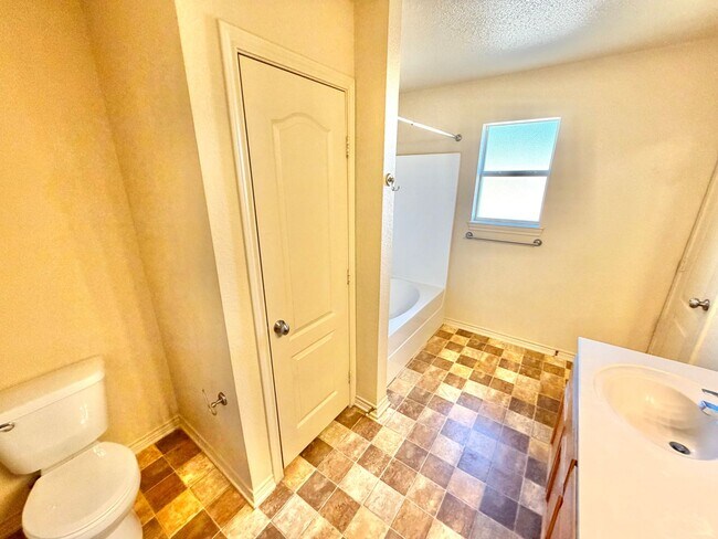 Building Photo - 2415 Isabelle Dr