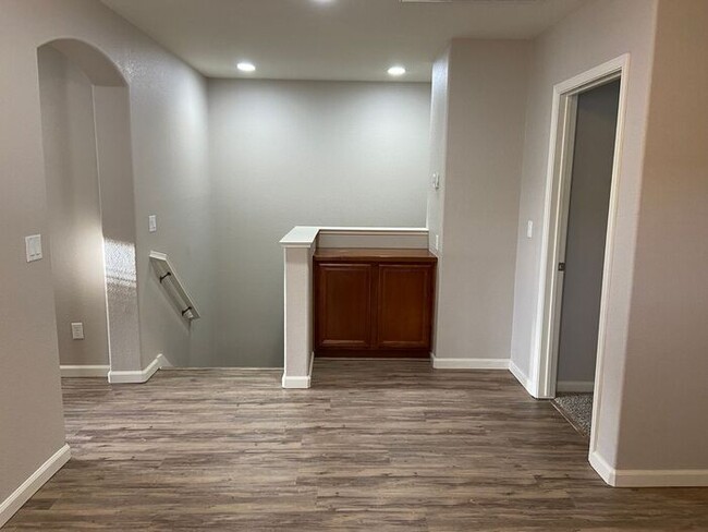 Building Photo - Somersett Reno Home - Walking Trails and t...