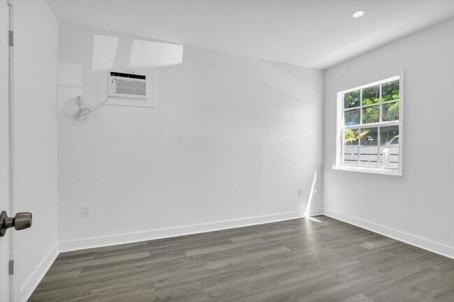 Building Photo - 818 N Dixie Hwy