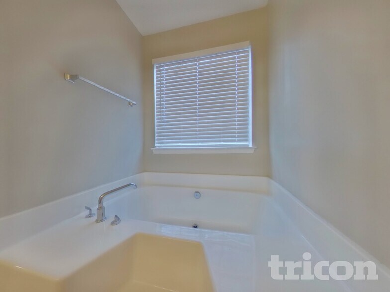 Building Photo - 210 Legend Dr