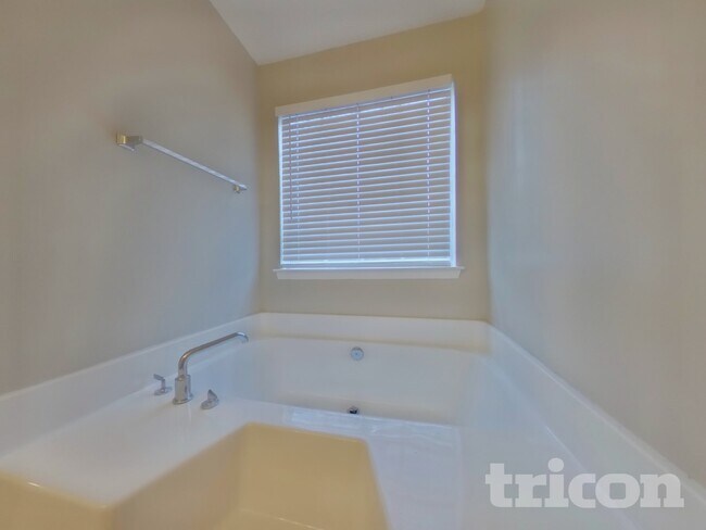 Building Photo - 210 Legend Dr