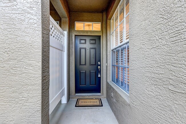 Building Photo - Spacious New Tampa 2 Bedroom, 2.5 Bath Tow...
