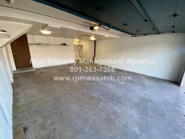 Building Photo - Spacious 3 bedroom, 1.5 bathroom condo in ...