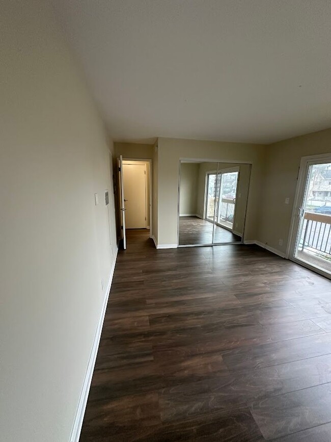 Building Photo - Spacious 1 Bedroom Winnetka Condominium fo...