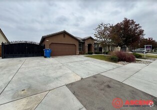 Building Photo - Stunning Home Located in the Southwest!