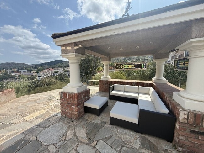 Building Photo - Pet-Friendly Hillside 4BR Home with New Flooring | Newbury Park