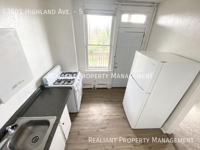 Building Photo - 2501 Highland Ave