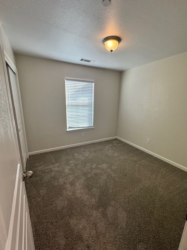 Building Photo - Shasta View Gardens Home - AVAILABLE for Move In