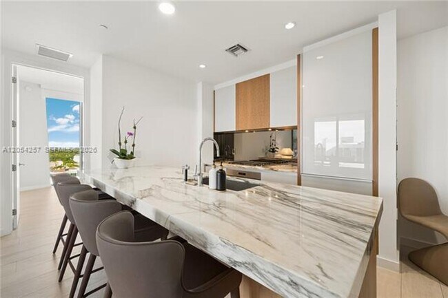 Building Photo - 2831 S Bayshore Dr