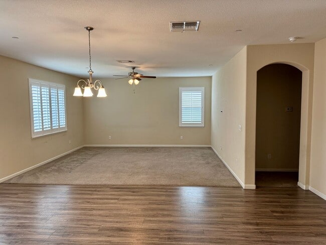 Building Photo - Spacious 4 Bedroom 3 1/2 Bath Home Available Now