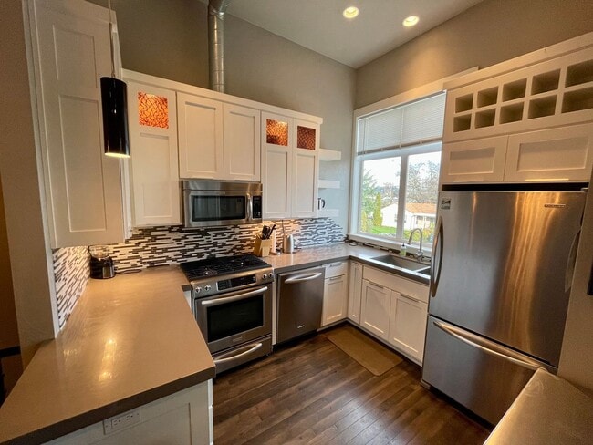 Building Photo - Modern 2 Bedroom, 2.5 Bathroom Bi-Level Du...