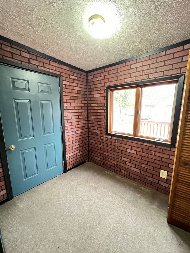 Building Photo - AVAILABLE JUNE - Large 3 Bedroom, 2 Bathro...