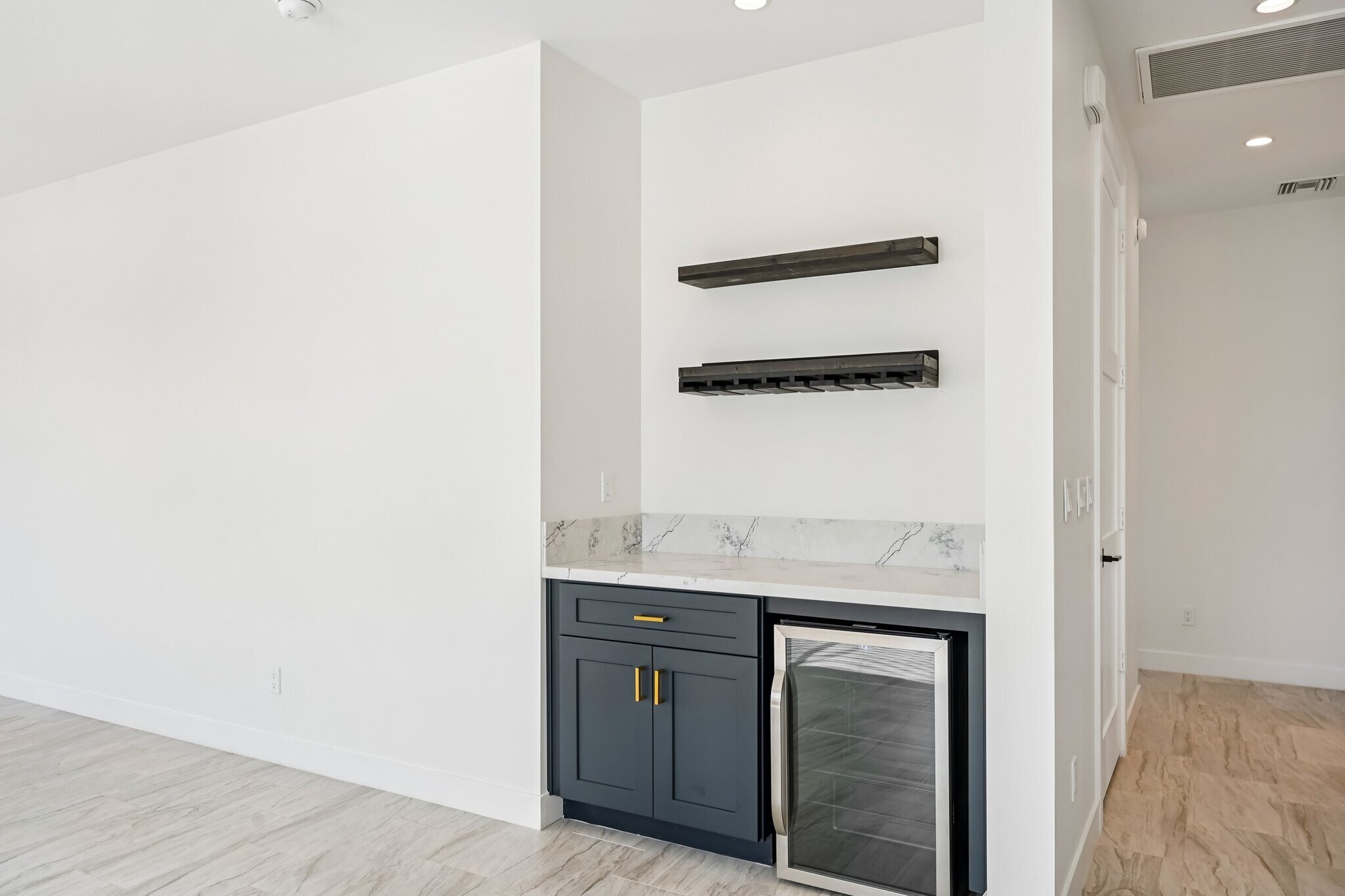 Building Photo - 910 E Roma Ave