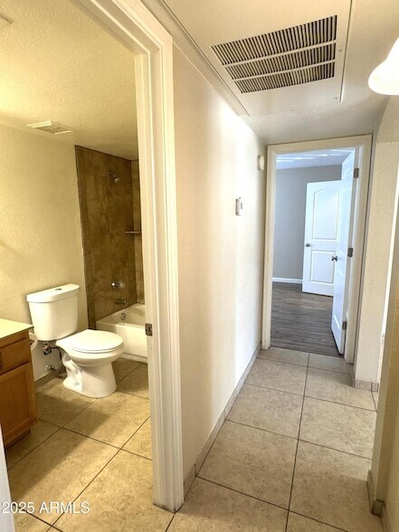 Building Photo - 925 S Longmore