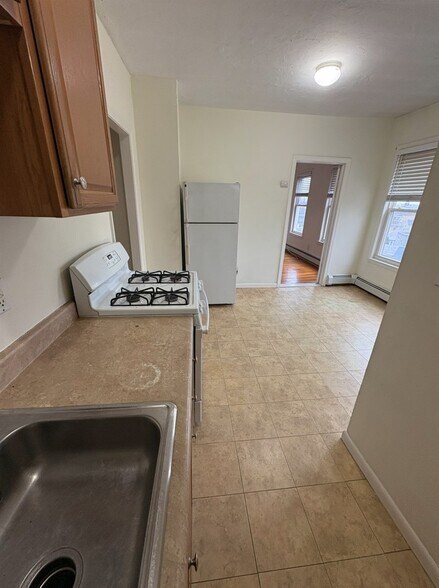 kitchen - 17 Shillington Ave