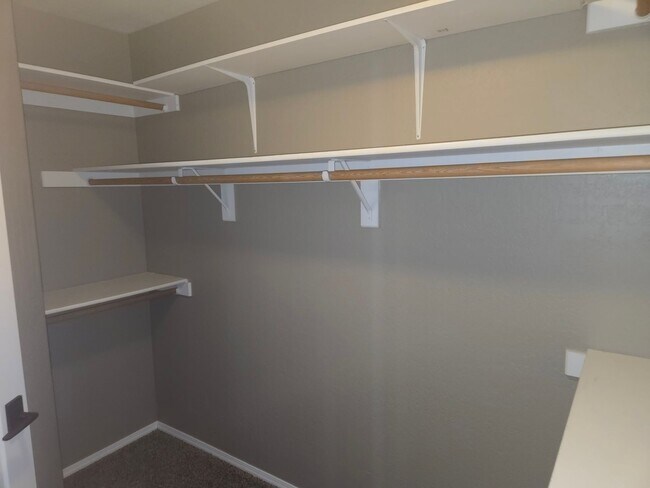 Building Photo - Beautiful Boulder Pointe Home! 3bd / 2ba + Office - No Students! - Small Pets Considered!! Avail....