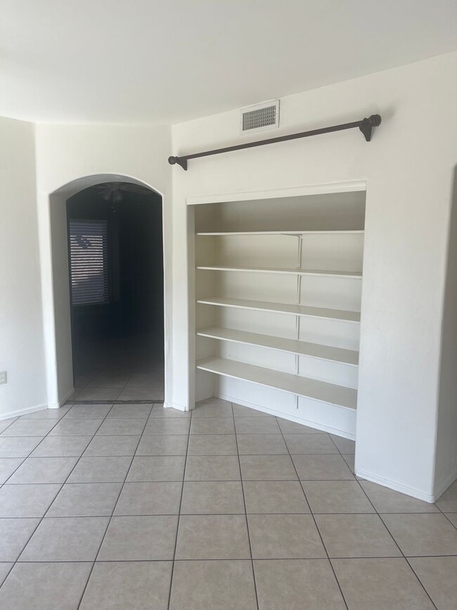 Building Photo - 8342 S Hunnic Dr