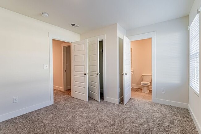 Building Photo - 3 Bedroom 2.5 Townhome Off of Butler Rd!