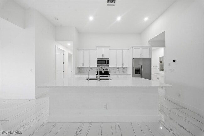 Building Photo - 1124 NE 35th Ln