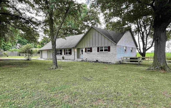 Building Photo - 40 Vandergrift Dr