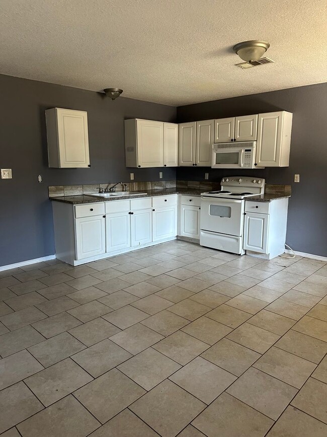 Building Photo - 1619 Cherry St