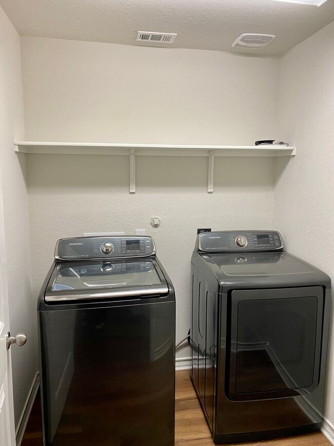 Building Photo - Fantastic Amenities ~ 4/2 Single Story w/ Refrigerator/Washer/Dryer Included ~