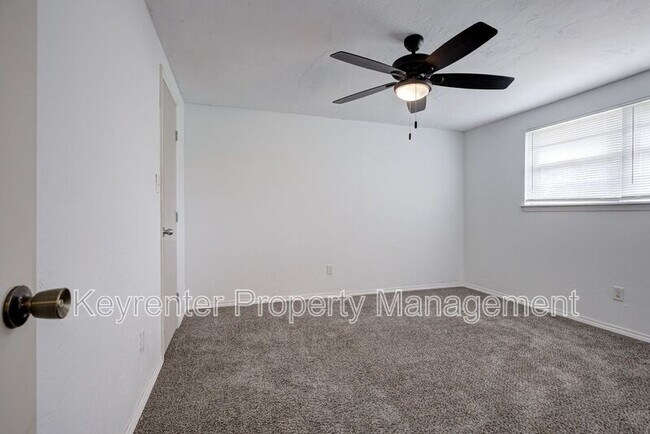 Building Photo - 1701 Oakhurst Ave