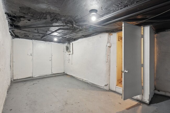 Building Photo - 3 Bedroom, 1.5 bath townhome