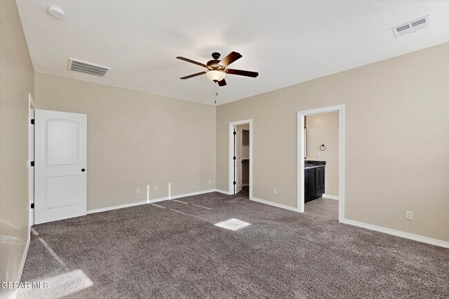 Building Photo - 220 S Manzanita Dr