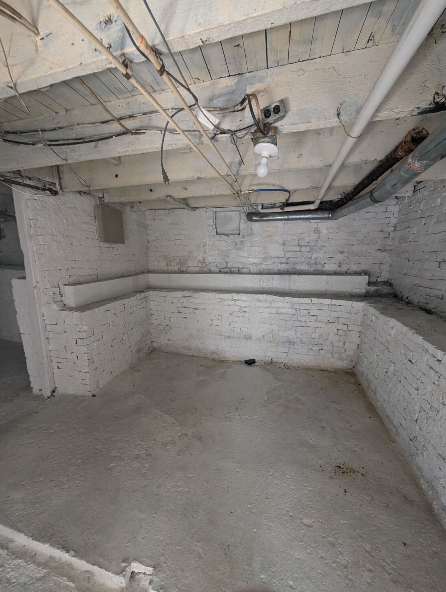 Building Photo - 2116 W Garden St