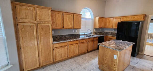 Building Photo - Well Maintained Single Story Pool Home in a great location!