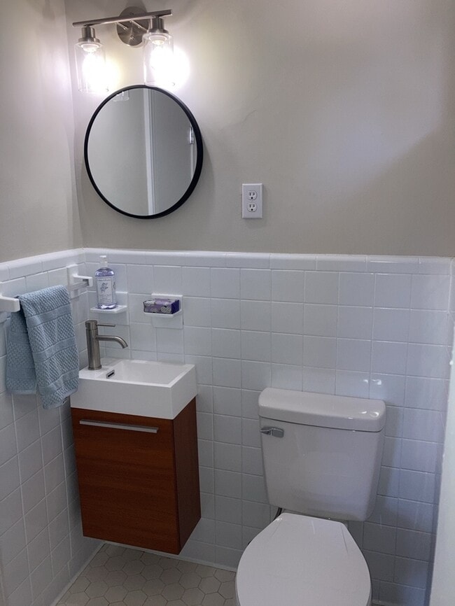 Building Photo - 5 Monaview St