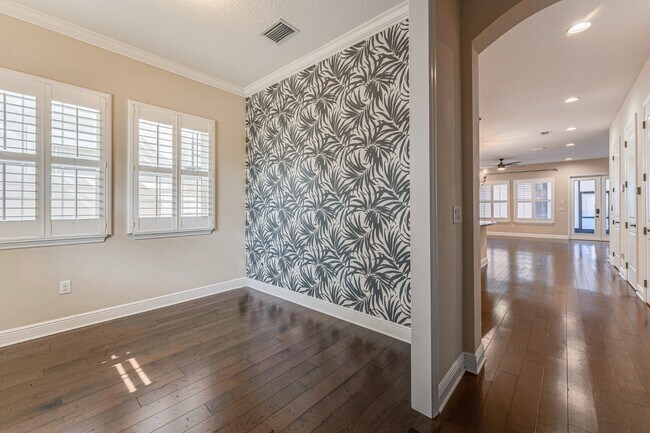 Building Photo - Stunning David weekly designed 3 BR+ OFFICE/ 2.5 BA / 2 Car executive townhouse in Hyde Park / So...