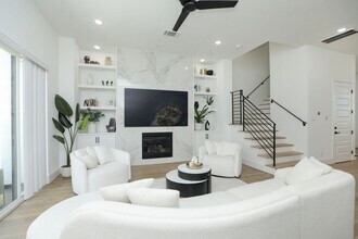 Building Photo - For Lease | 3 Bed, 3.5 Bath | 2,610 Sq Ft | Westheimer Estates |