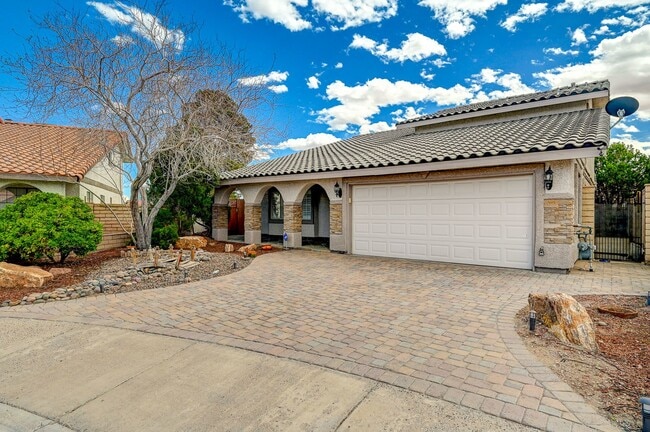 Building Photo - Charming 4 bedroom 3 bath fully furnished pool home in the heart of spring valley!