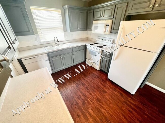Building Photo - Spacious Shawnee Townhome 3 Bed/3 Bath-Ava...