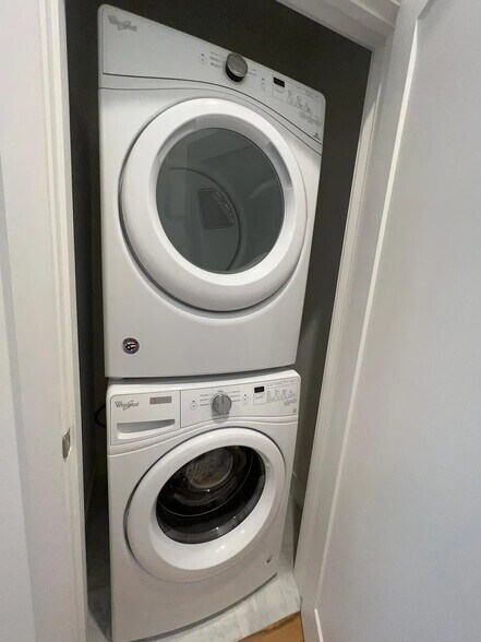 Building Photo - Room in Townhome on New Bern Ave